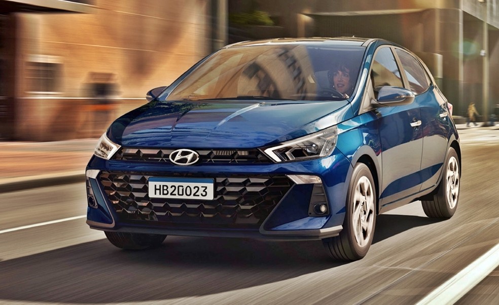 Hyundai HB20 2023 tem uma dianteira, digamos, mais genérica, mas a grade continua ampla e agora dividida em duas seções — Foto: Divulgação 
