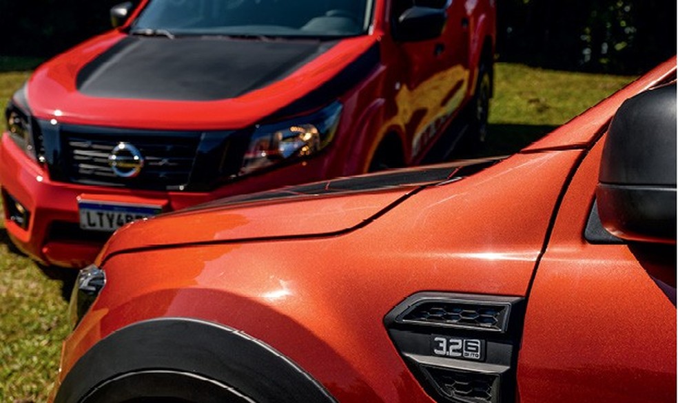 Ranger traz motor 3.2, enquanto Frontier é equipada com um 2.3 (Foto: Marcelo Bruzzi) — Foto: Auto Esporte