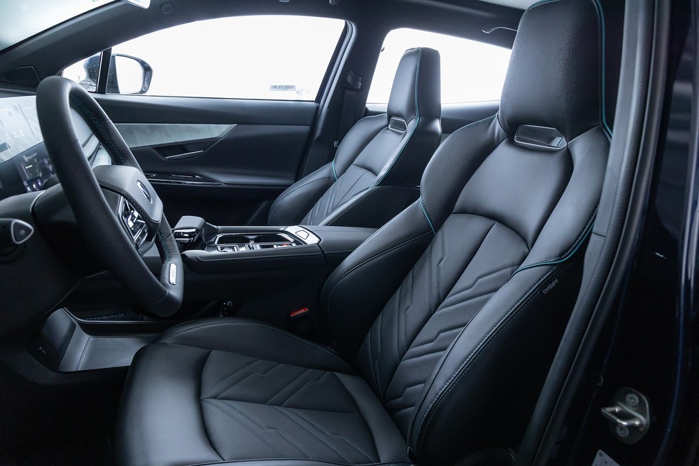 Caoa Changan Uni-T traz um console central elevado e dividido em dois andares — Foto: Renato Durães/Auto News Brasil