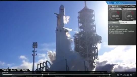 SpaceX lança carro Tesla Roadster ao espaço no 'superfoguete' Falcon Heavy
