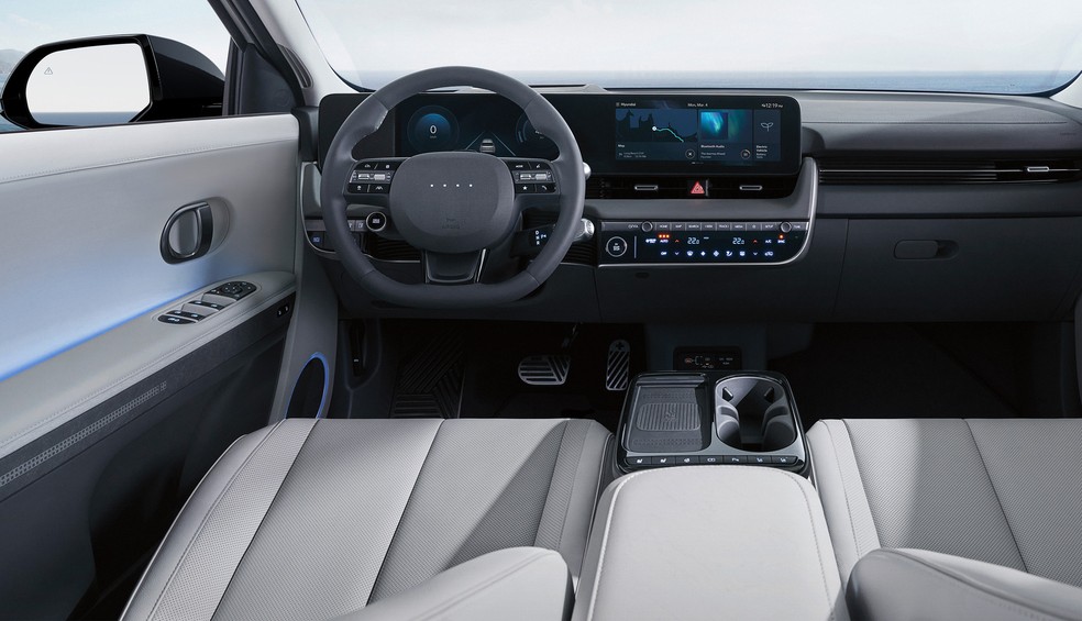 Hyundai Ioniq 5 tem opções de interior com acabamento claro e escuro  — Foto: Divulgação