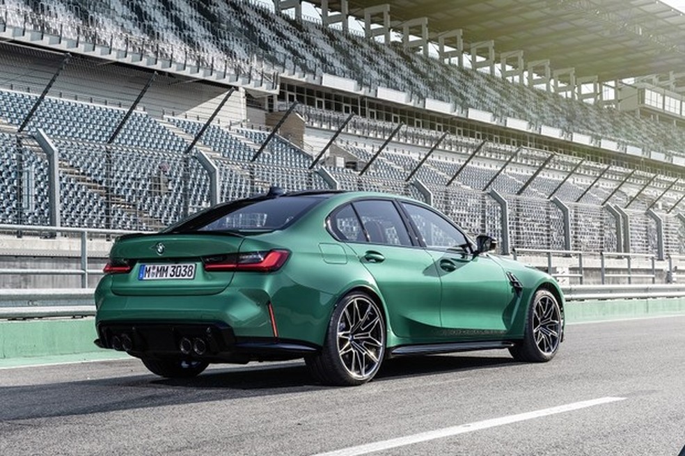 Para-choques mais esportivos, lanternas escurecidas, difusor, quatro saídades de escape e rodas aro 20 na traseira dão a esportividade ao M3 (Foto: Divulgação) — Foto: Auto Esporte