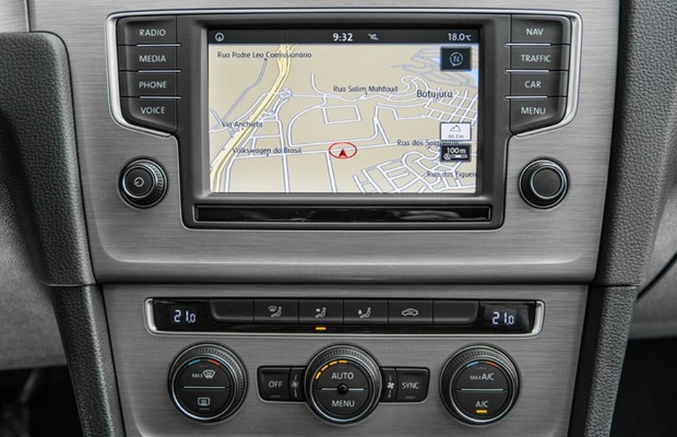 Nova central multimídia e ar-condicionado de série do Volkswagen Golf 1.6 nacional (Foto: Marcos Camargo / Auto News Brasil) — Foto: Auto Esporte