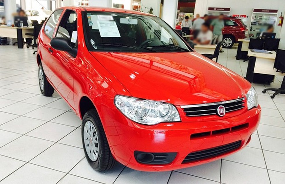 Fiat Palio Fire 2014 exposto em loja (Foto: Guilherme Blanco Muniz/Auto News Brasil) — Foto: Auto Esporte