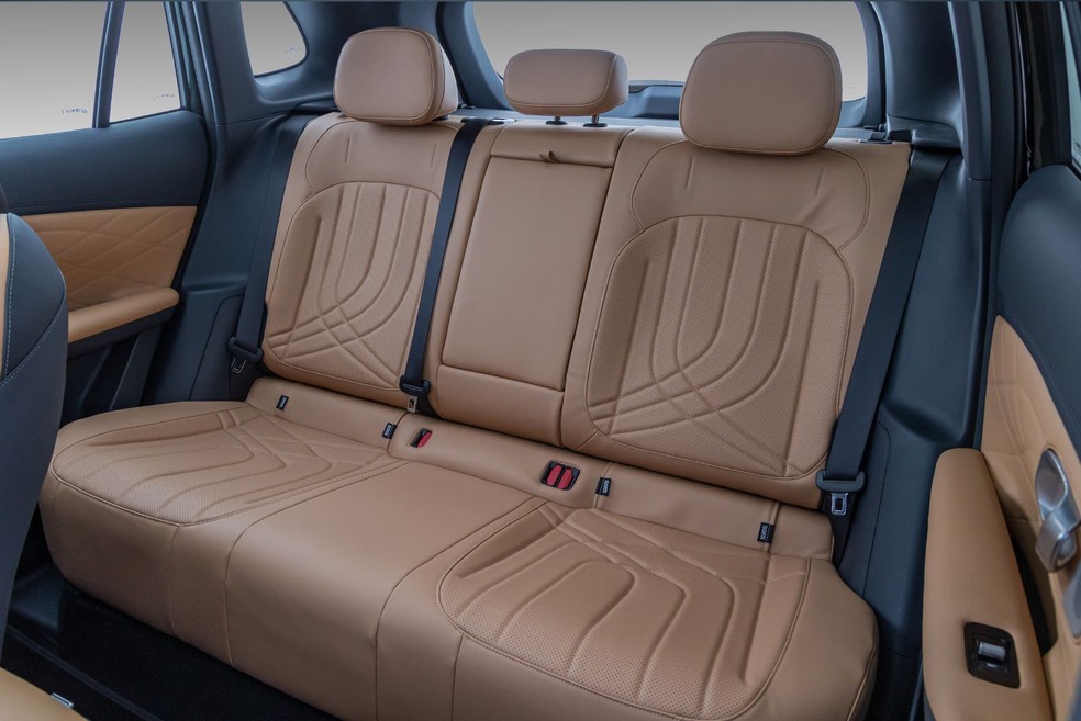 Geely EX5 EM-i Ultra 2027 tem espaço de sobra para três passageiros na segunda fileira  — Foto: Renato Durães/Auto News Brasil