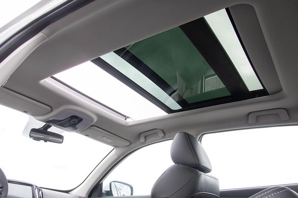 Versão TXS traz teto solar panorâmico com abertura elétrica (Foto: Divulgação) — Foto: Auto Esporte