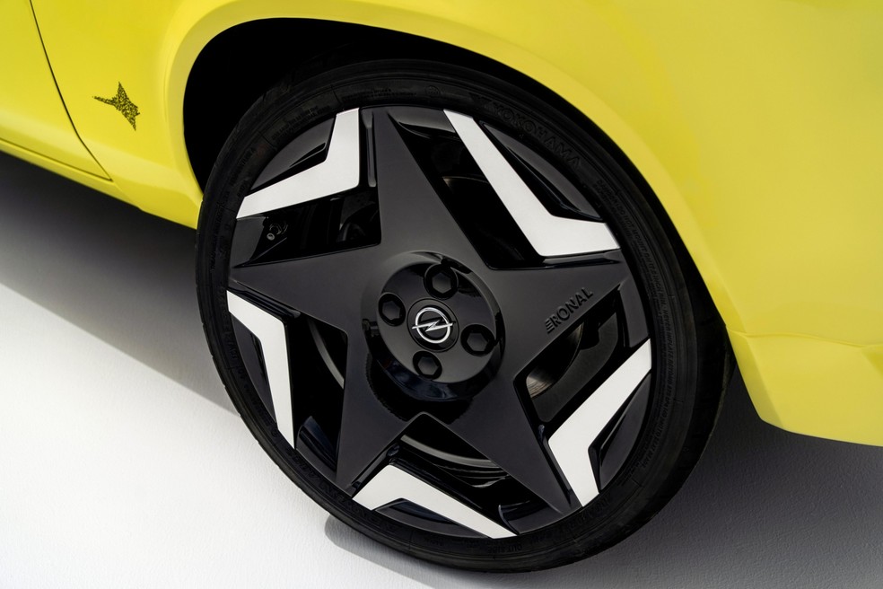 Opel Chevette tem rodas de 17 polegadas com pneus com medidas de 195/40 na frente e 205/40 atrás — Foto: Divulgação