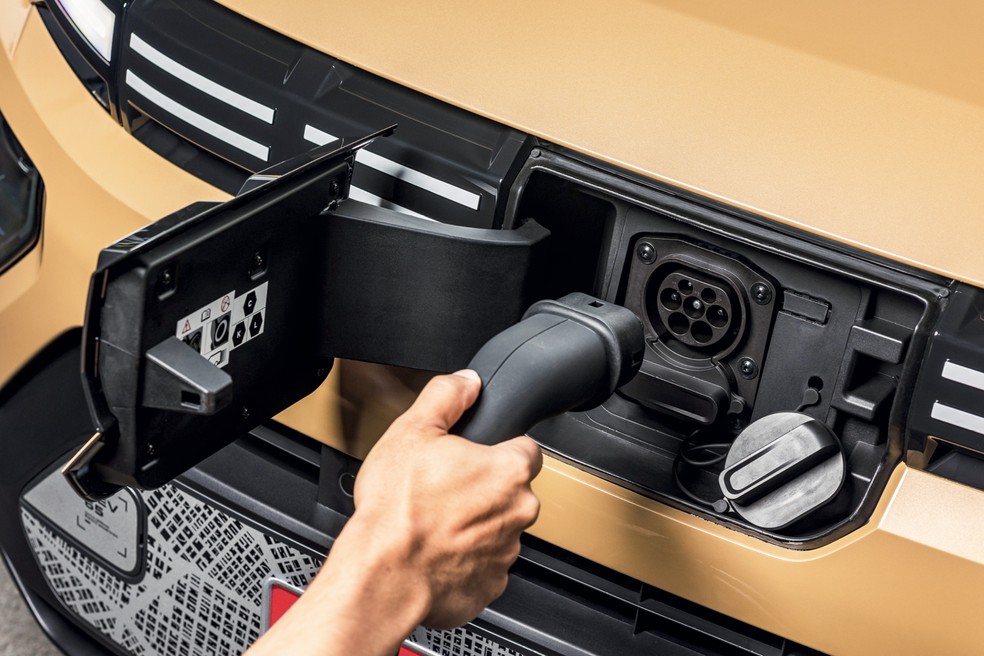 Plugue de carregador frontal pode dificultar o posicionamento do Renault Kwid E-Tech em alguns postos de recarga — Foto: Divulgação