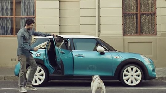 Vídeo: propaganda mostra cachorro estranhando Mini Cooper com 4 portas