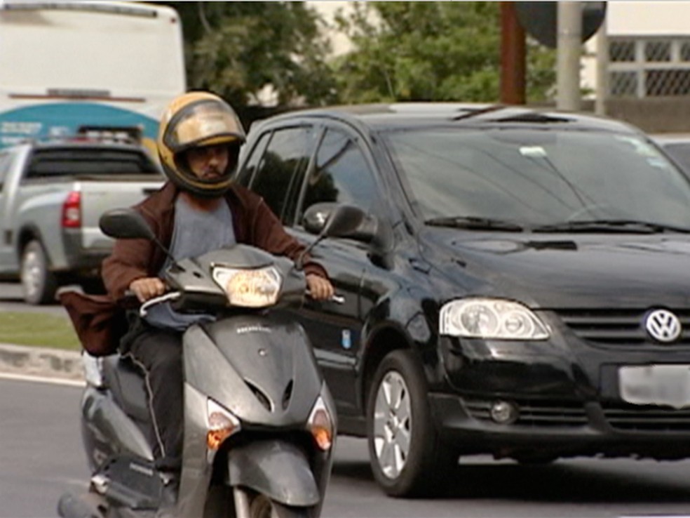 Dirigir com a viseira do capacete levantada está entre infrações gravíssimas — Foto: Reprodução/TV Gazeta