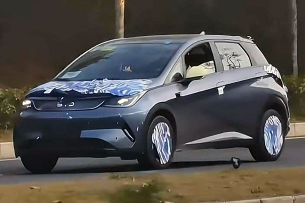 BYD Dolphin com novo visual é flagrado em testes na China