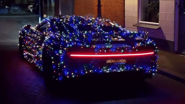 Detalhe do Bugatti Chiron Xmas brilhando à noite — Foto: Reprodução