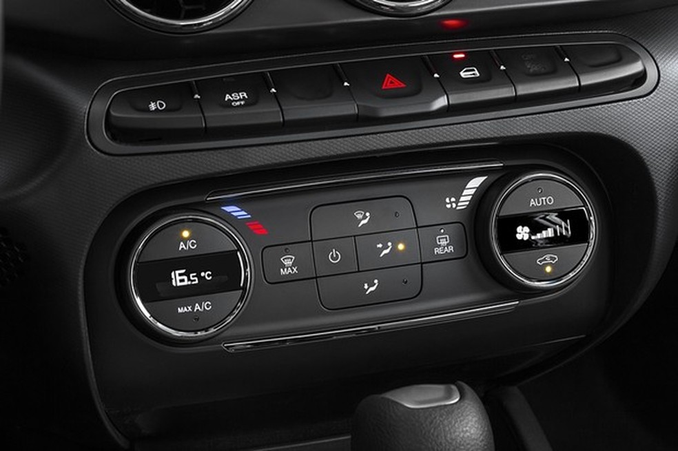 Lista de fábrica é farta e traz itens como o ar-condicionado digital (Foto: Divulgação) — Foto: Auto Esporte
