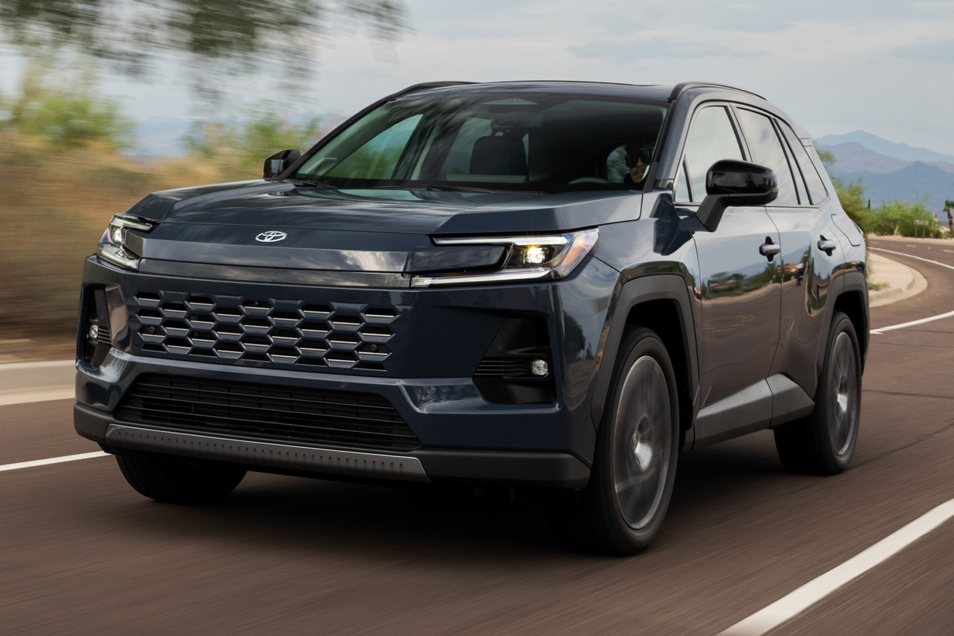 Novo Toyota RAV4 é confirmado no Brasil e antecipa futuro motor híbrido flex