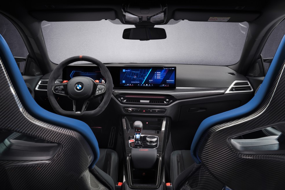 No interior, BMW M2 CS abusa do acabamento em fibra de carbono — Foto: Divulgação