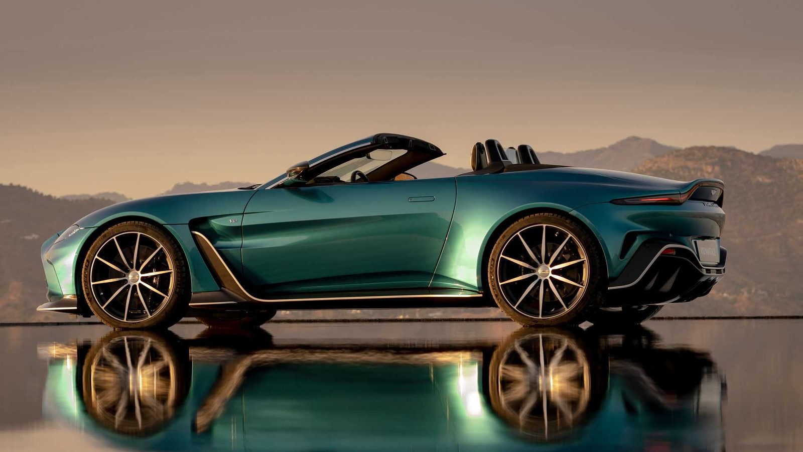 Aston Martin V12 Vantage Roadster — Foto: Divulgação