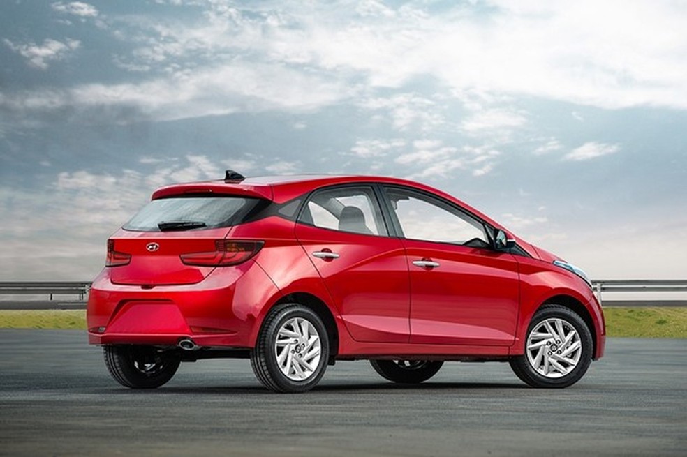 Colunas traseiras terão moldura preta em "X" como no Toyota Yaris, e lanternas com arranjo de luzes sofisticado (Foto: João Kleber do Amaral/Auto News Brasil) — Foto: Auto Esporte