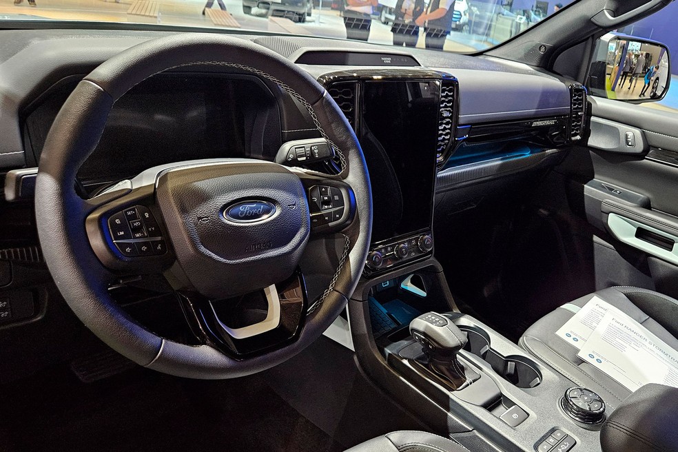 Interior é o mais completo com tela de 12 polegadas; transmissão é automática de 10 marchas — Foto: Jady Peroni/Auto News Brasil