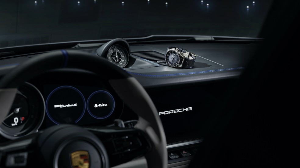 Junto com o jatinho e o Porsche vem um relógio para combinar com o conjunto — Foto: Divulgação