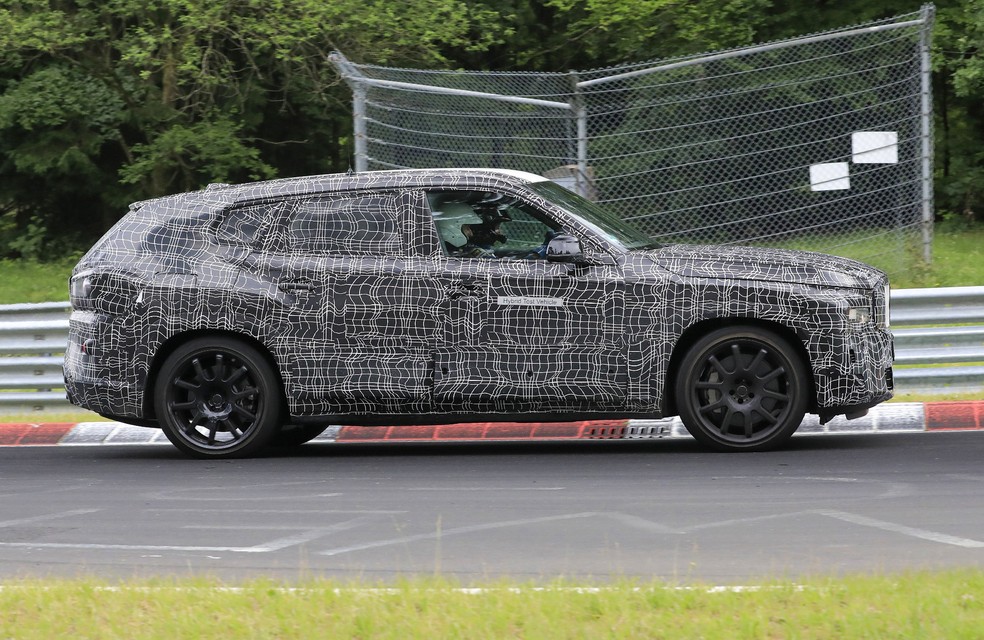 As rodas do BMW X8 são aro 22 e calçam pneus Pirelli PZero esportivos — Foto: Automedia