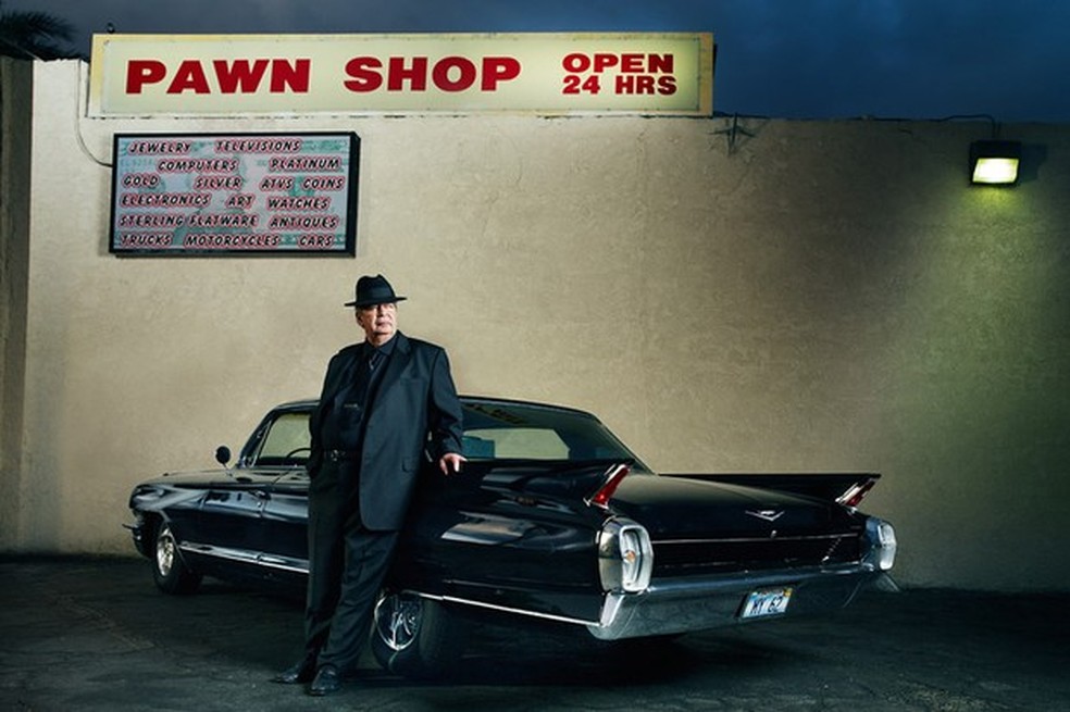 O Velho Harrison e seu Cadillac posam na frente da famosa loja de penhores (Foto: Divulgação) — Foto: Auto Esporte