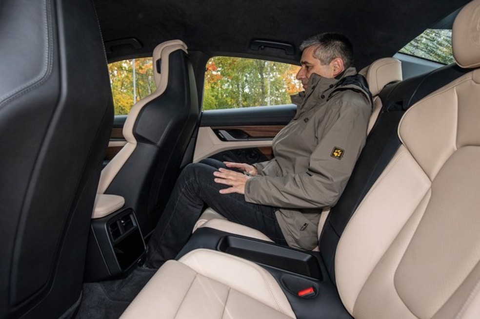 Banco traseiro tem espaço razoável, mas sem vão para os pés (Foto: Divulgação) — Foto: Auto Esporte