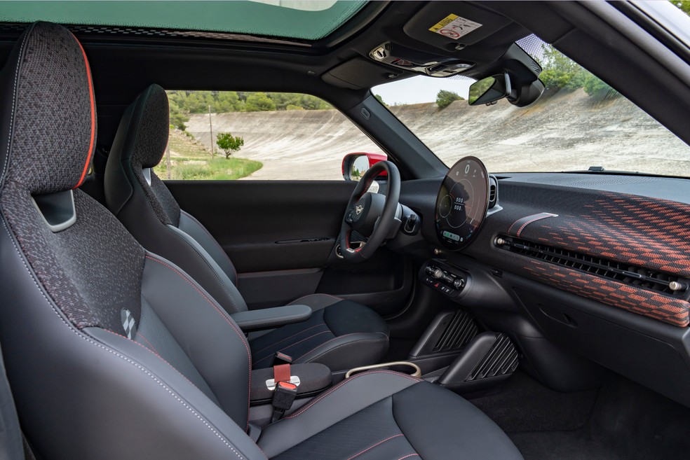 Mini JCW E tem bancos com acabemento em couro e desenhos exclusivos no painel  — Foto: Divulgação