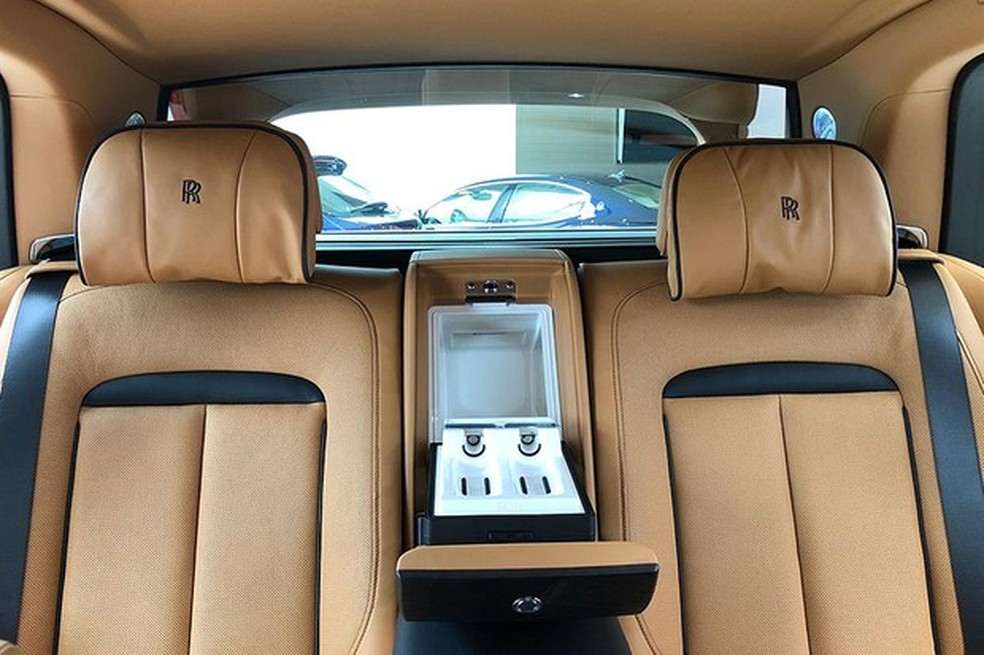 Rolls-Royce Cullinan tem uma minigeladeira com taças e decanter de whisky personalizados; vidro entre a segunda fileira e o porta-malas deixa a cabine mais silenciosa  (Foto: Autoesporte) — Foto: Auto Esporte