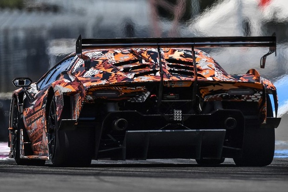 Enorme asa de fibra de carbono marca a traseira (Foto: Divulgação) — Foto: Auto Esporte