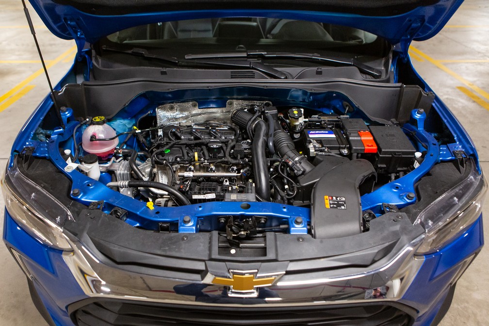 Motor 1.2 deixa cofre com bastante espaço no Chevrolet Tracker — Foto: Celso Tavares/G1
