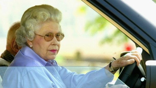 Conheça a coleção de carros da família Real britânica 