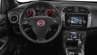 Cockpit do Fiat Bravo Blackmotion 2016 (versão automatizada)