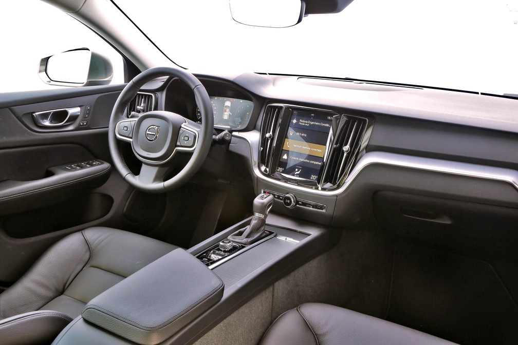 Interior refinado do V60 tem cental multimídia com tela vertical e quadro de instrumentos digital — Foto: Divulgação/Volvo