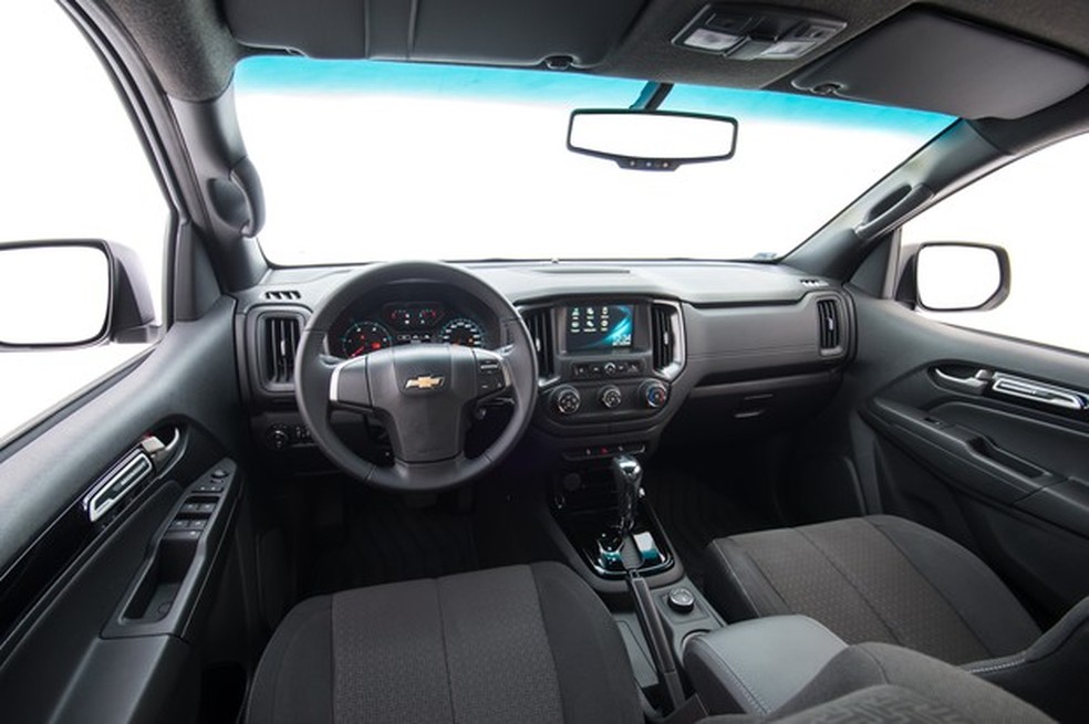Versão Midnight tem cabine toda preta, exceto a gravata dourada (Foto: Divulgação) — Foto: Auto Esporte
