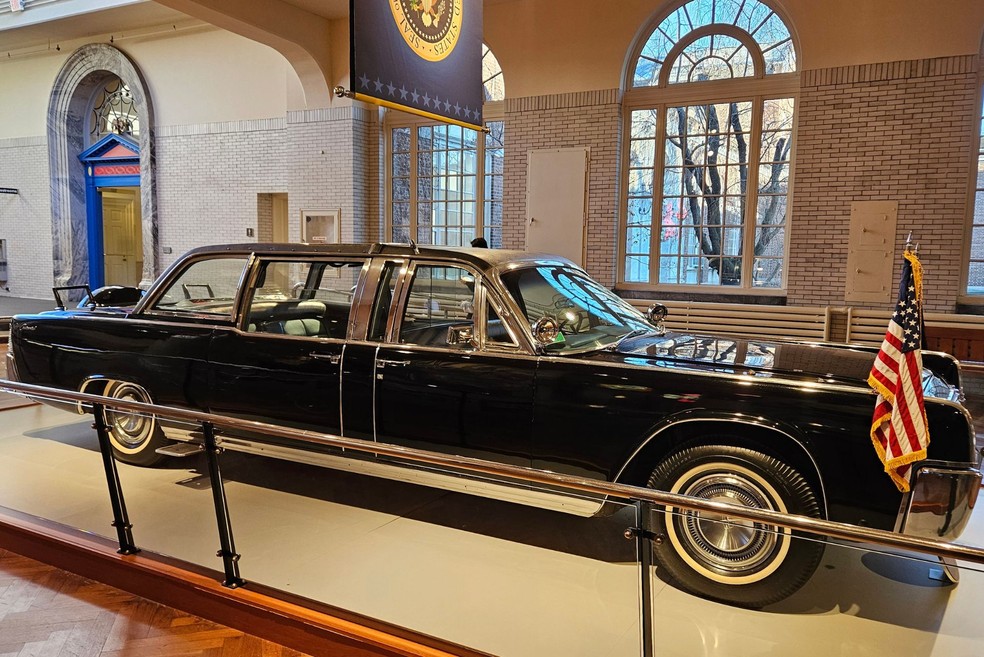 Lincoln Continental 1961 tem motor V8 de mais de 300 cv  — Foto: Jady Peroni/Auto News Brasil