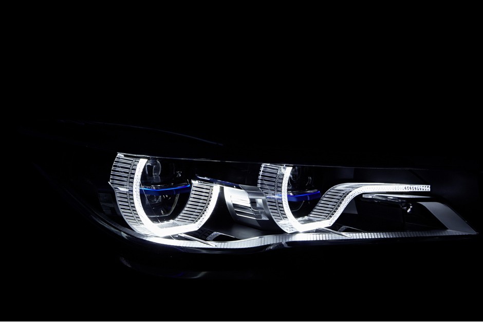 Modelo é equipado com luzes diurnas de LED e faróis a laser, que são opcionais