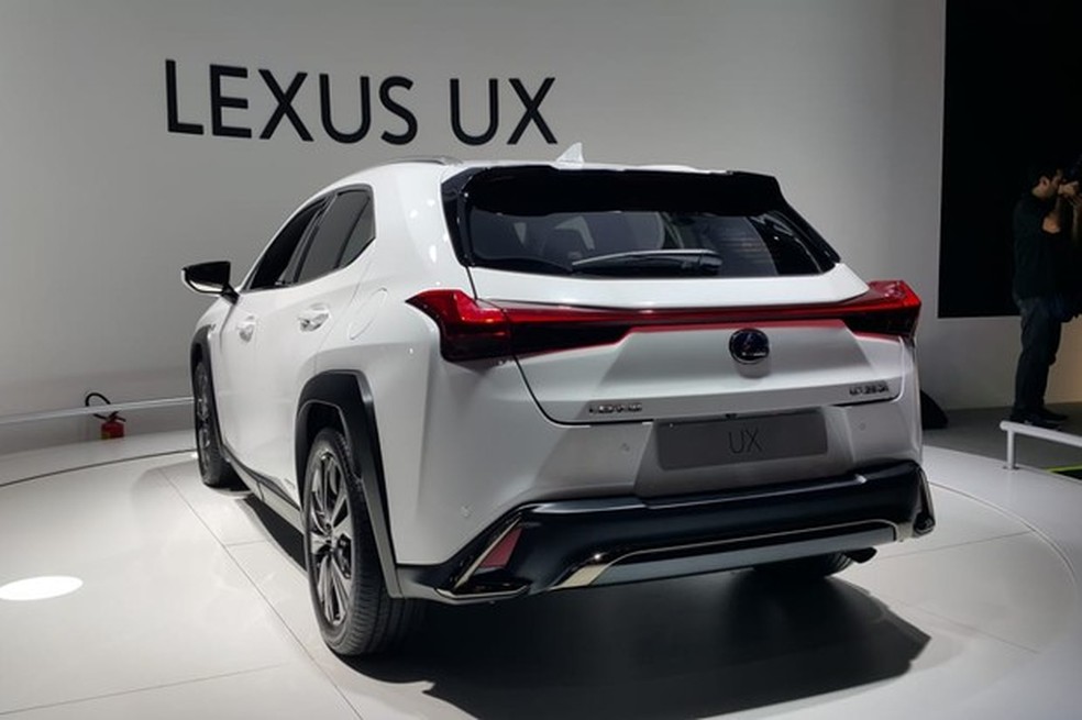 Estilo do UX 250h é anguloso ao extremo e conta com luzes de LEDs (Foto: Ulisses Cavalcante/Auto News Brasil) — Foto: Auto Esporte