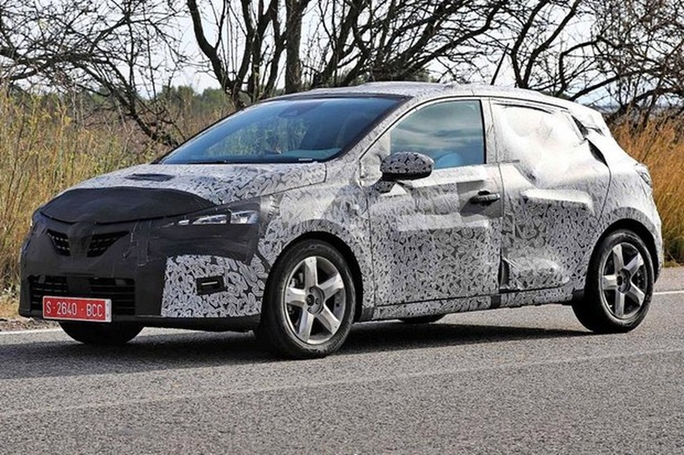 Renault Clio de 5ª geração flagrado em testes na Europa (Automedia/Auto News Brasil) — Foto: Auto Esporte