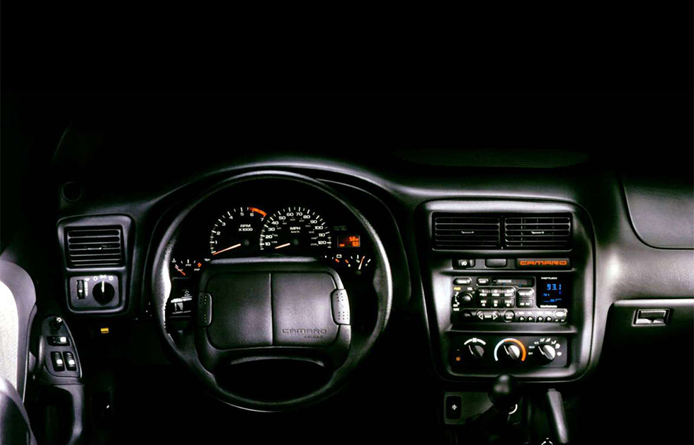 Interior do Chevrolet Camaro (1999).