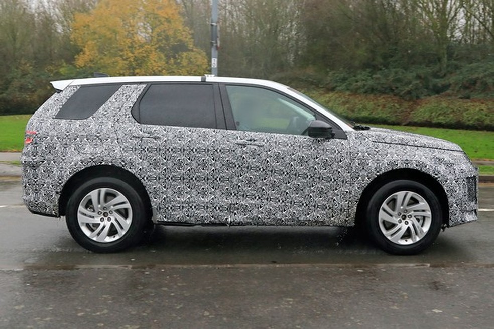 Perfil manteve o formato característico do novo Discovery Sport (Foto: AutoMedia/Auto News Brasil) — Foto: Auto Esporte