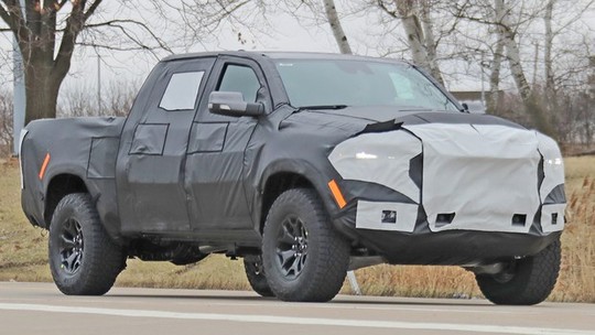 Nova picape RAM Rebel TRX de 714 cv é flagrada e pode engolir uma Ford F-150 Raptor  