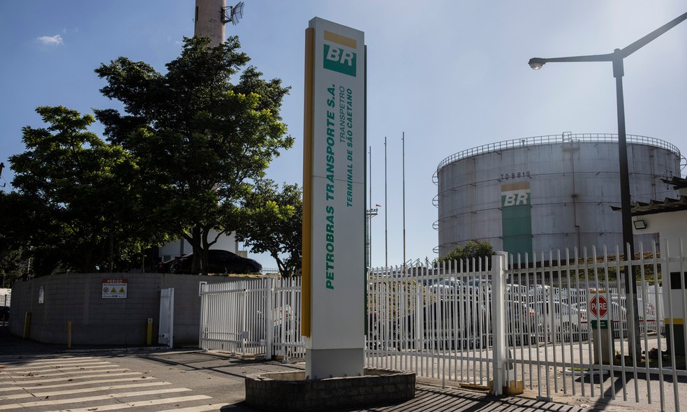Postos dizem que distribuidoras não estão repassando a redução integral no preço da gasolina — Foto: Getty Images