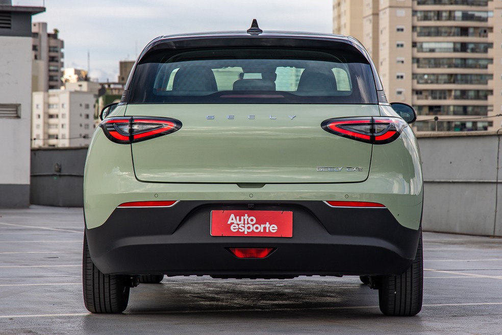 Geely EX2 Max 2026 tem antena do tipo tubarão — Foto: Renato Durães/Auto News Brasil