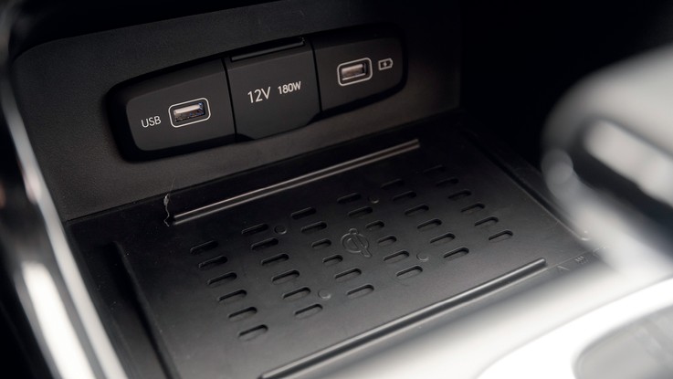 Hyundai Creta 2022 - Abaixo da multimídia há duas entradas USB, tomada 12V e carregamento por indução