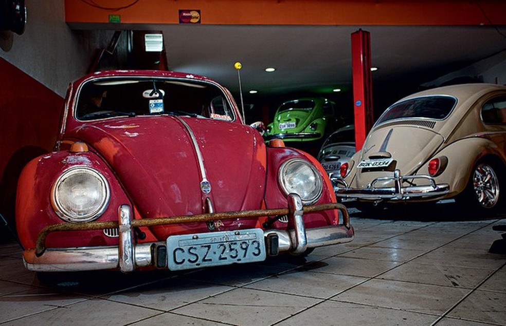 Oficina do Katraka trabalha apenas com modelos antigos da VW, como Fusca e Kombi (Foto: Marcos Camargo) — Foto: Auto Esporte