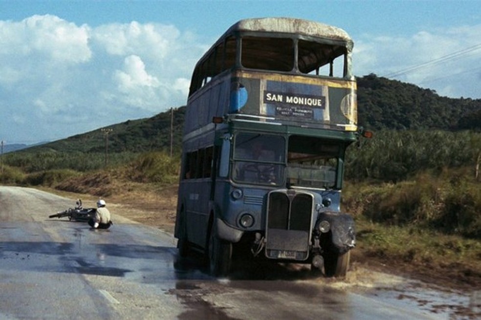 AEC Regent III RT faz coisas improváveis, incluindo um retorno de 180 graus (Foto: Divulgação) — Foto: Auto Esporte