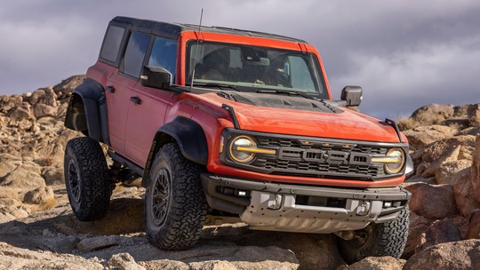 Novo Ford Bronco Raptor passa de 400 cv e promete encarar dunas em velocidades de estrada