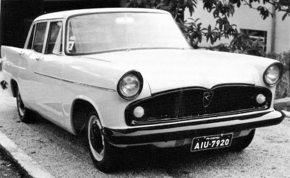 Com mecânica da Ford, Simca Chambord foi o primeiro sedã médio a se popularizar no Brasil — Foto: Reprodução