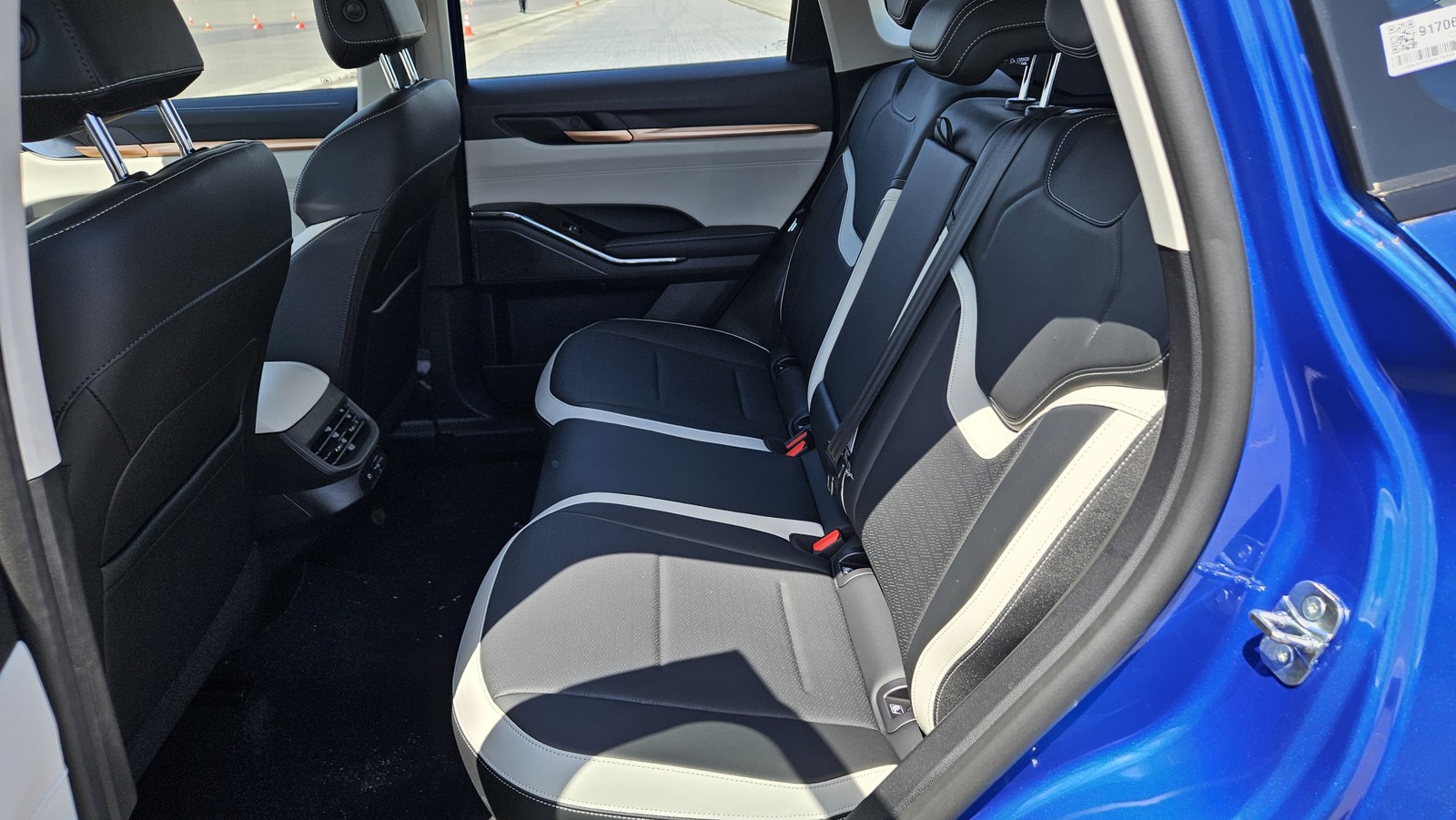 Bancos traseiros do GWM Haval H6 PHEV19 2025 também possuem acabamento em cinza claro— Foto: Leonardo Felix/Auto News Brasil