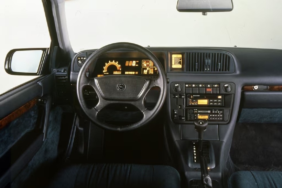Painel digital e rádio e toca-fitas separados destacavam-se no interior — Foto: Auto News Brasil/Acervo MIAU